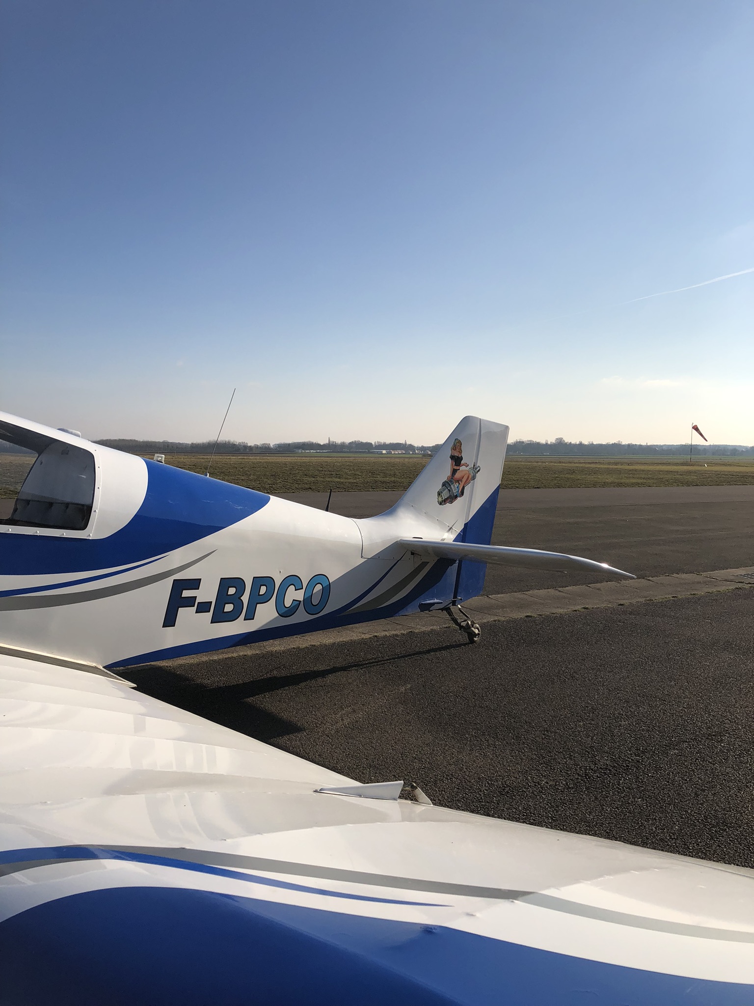 DR221 vue de côté avec la mascotte